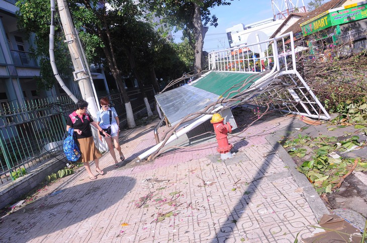 Nha Trang ngổn ngang sau bão mạnh - Ảnh 5.