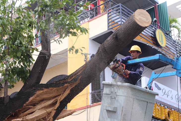 Nha Trang ngổn ngang sau bão mạnh - Ảnh 1.