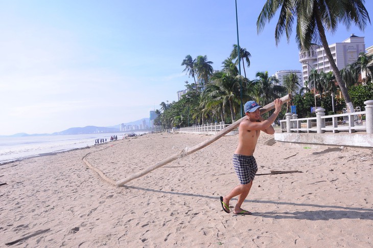 Nha Trang ngổn ngang sau bão mạnh - Ảnh 3.