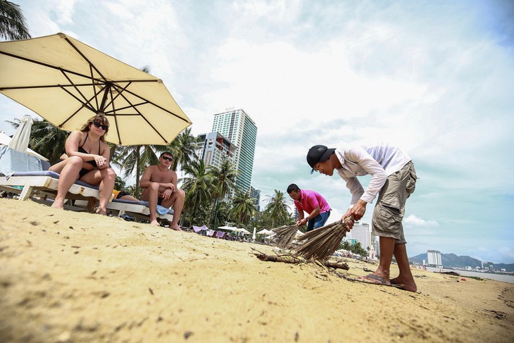 Nha Trang lấy lại nhịp sống thường ngày sau bão - Ảnh 14.