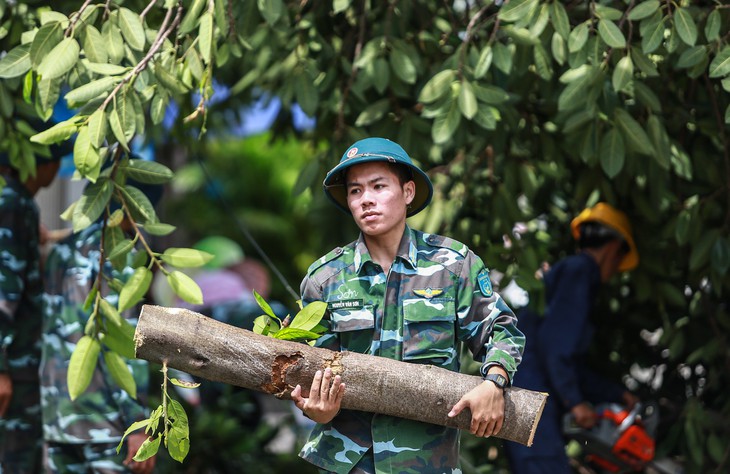 Nha Trang lấy lại nhịp sống thường ngày sau bão - Ảnh 13.