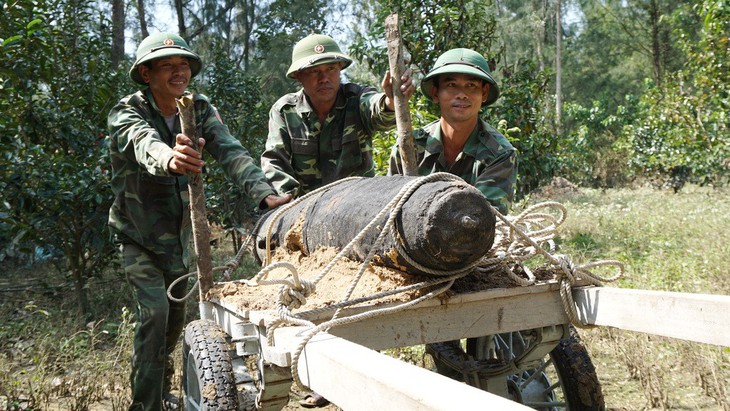 Người tháo gỡ tàn dư chiến tranh - Ảnh 1.