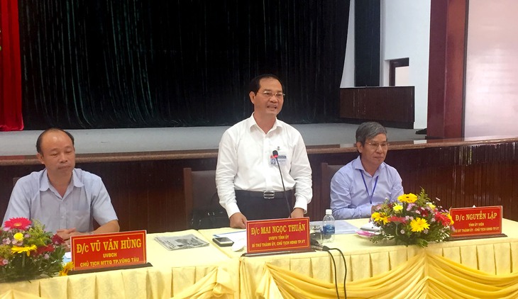 Bí thư thành ủy Vũng Tàu cúi đầu xin lỗi dân khi đối thoại - Ảnh 2. Bí thư thành ủy Vũng Tàu cúi đầu xin lỗi dân khi đối thoại - Ảnh 2.