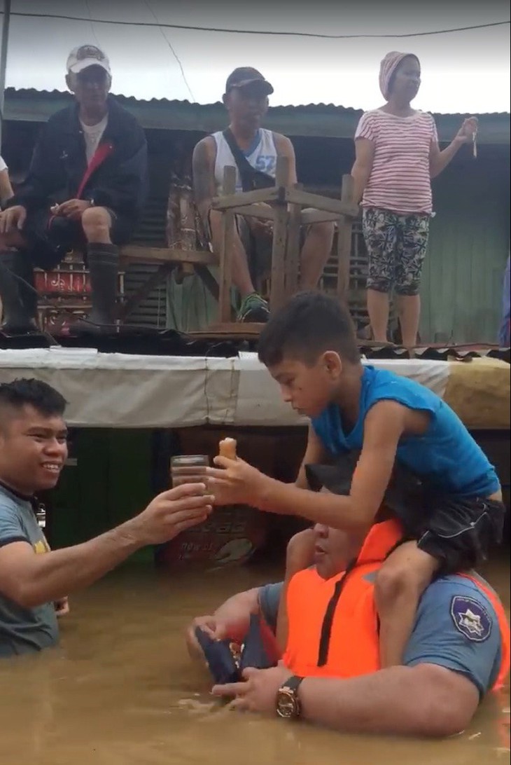 Philippines vẫn tìm kiếm người mất tích sau bão Tembin - Ảnh 4. Philippines vẫn tìm kiếm người mất tích sau bão Tembin - Ảnh 4.