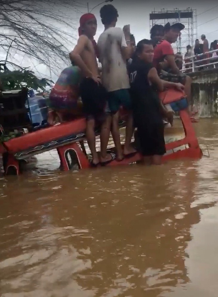 Philippines vẫn tìm kiếm người mất tích sau bão Tembin - Ảnh 3. Philippines vẫn tìm kiếm người mất tích sau bão Tembin - Ảnh 3.
