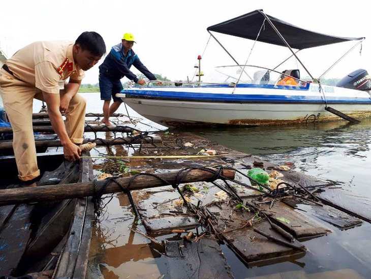 Bắt ghe kéo bè gỗ lậu, chủ bỏ ghe lẫn gỗ bơi vô bờ - Ảnh 3.