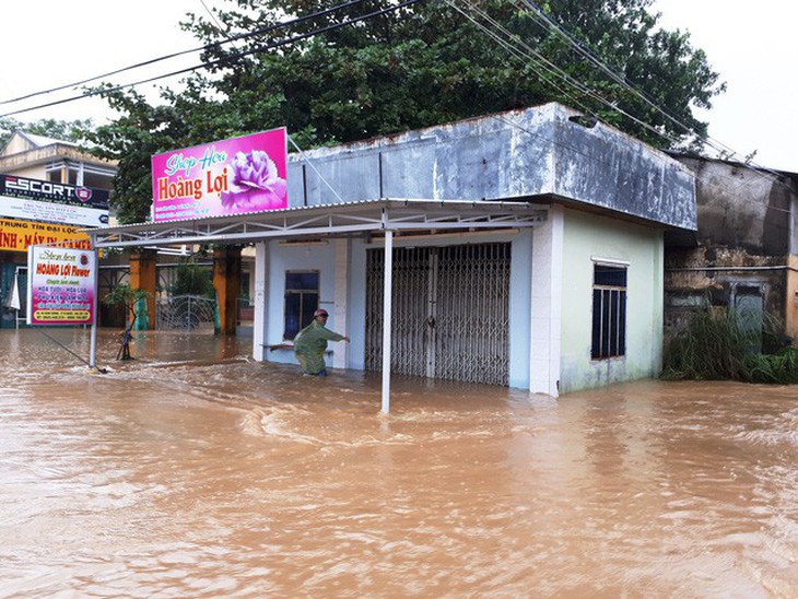 Nhiều khu vực miền Trung chìm trong nước lũ - Ảnh 11.