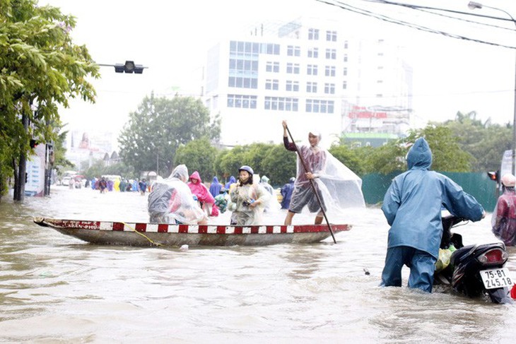 Nhiều khu vực miền Trung chìm trong nước lũ - Ảnh 2.