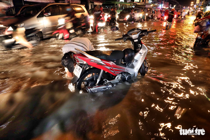 TP.HCM mưa to gió lớn, đường ngập nặng, nhà tốc mái - Ảnh 4.