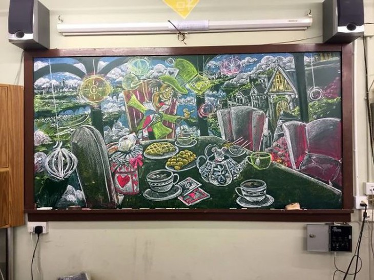 Những bức tranh tuyệt đẹp trên bảng đen của học sinh Hong Kong - Ảnh 5. Những bức tranh tuyệt đẹp trên bảng đen của học sinh Hong Kong - Ảnh 5.