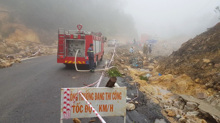 Xà quần việc xử lý, nguy cơ đá cả tấn lăn xuống đường ở Nha Trang vẫn còn nguyên  - Ảnh 2.