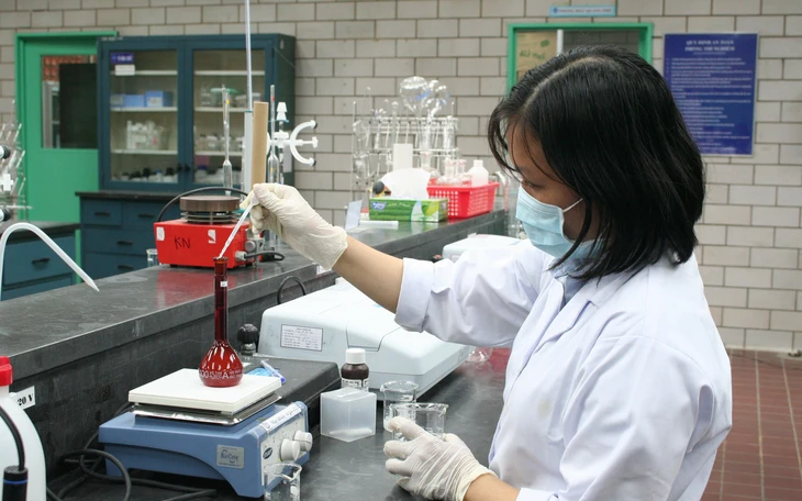 Nước kênh đen như mực, bốc mùi hôi thối, dân lo chảy ra sông Cầu - Ảnh 7.