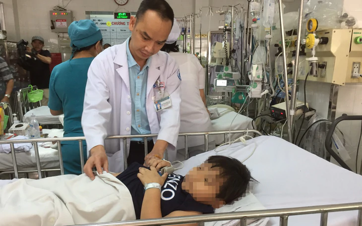 Rạch vùng da ngang cổ, lấy dị vật nhiều góc cạnh kẹt trong cổ bé trai suốt 6 tháng - Ảnh 4.