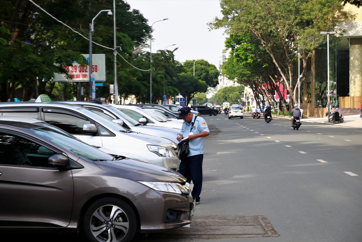 Thu phí đậu ô-tô qua điện thoại: Nhiều người còn bỡ ngỡ - Ảnh 6.