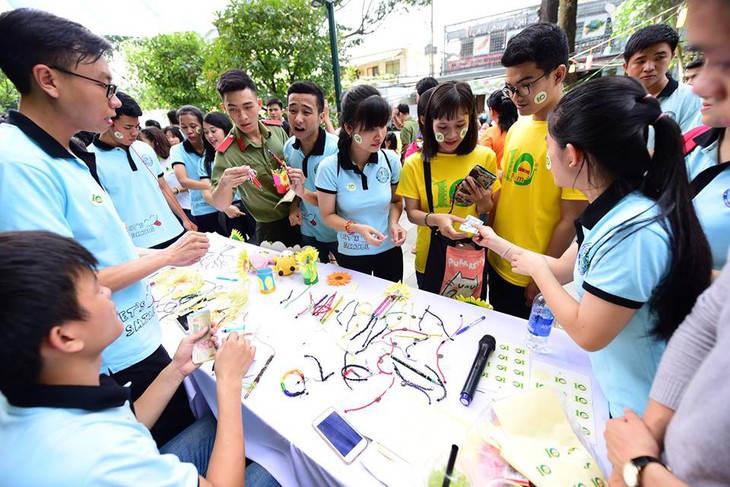 Hướng dương bừng sáng ở Sài Gòn và Hà Nội - Ảnh 17.