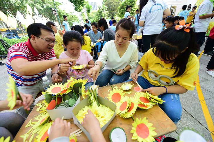 Hướng dương bừng sáng ở Sài Gòn và Hà Nội - Ảnh 16.