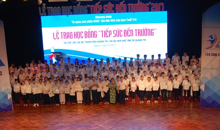 204 suất học bổng nghĩa tình cho tân sinh viên nghèo Quảng Trị - Ảnh 1. 204 suất học bổng nghĩa tình cho tân sinh viên nghèo Quảng Trị - Ảnh 1.