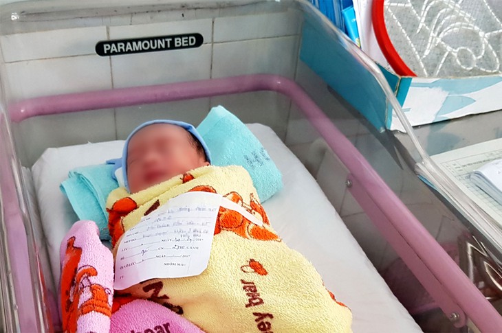 Mẹ trở dạ sinh con ngay tại chốt đèn đỏ - Ảnh 1. Mẹ trở dạ sinh con ngay tại chốt đèn đỏ - Ảnh 1.