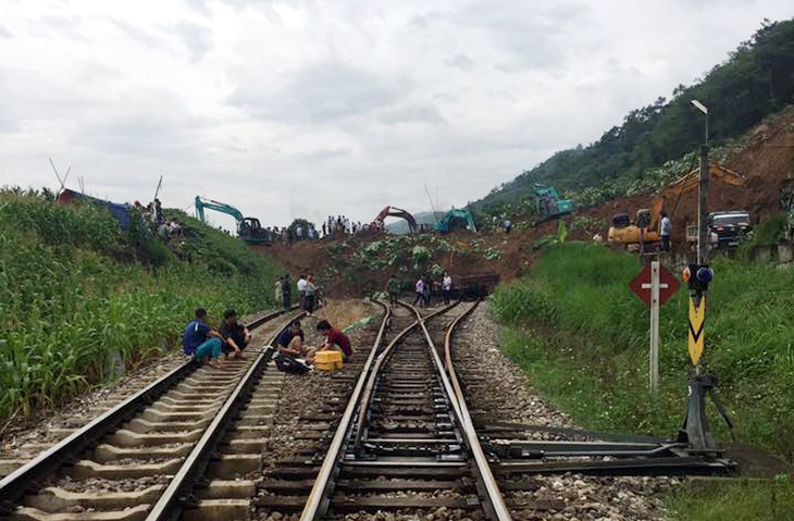 Thông đường sắt qua miền Trung, tắc đường sắt Hà Nội - Lào Cai - Ảnh 2.