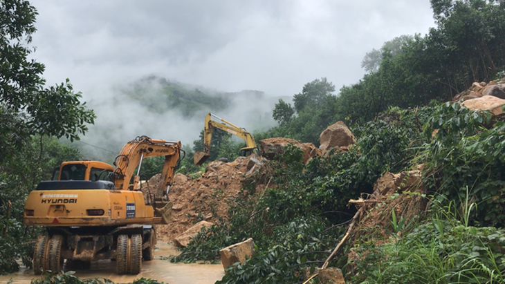 Tạm khai thông 300 điểm sạt lở ở miền núi Quảng Ngãi  - Ảnh 4.