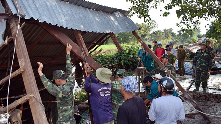 Bốn nhà dân bị sụp xuống kênh Cỏ Lau giữa tối khuya - Ảnh 9.