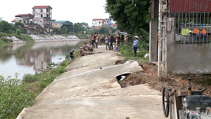 Đường bờ kè sông vừa làm đã nứt toác, chủ tịch huyện thoái thác 