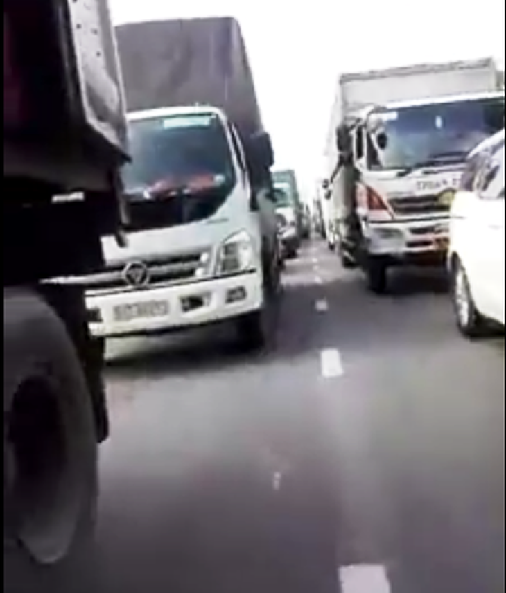 Tranh luận sôi nổi clip hai xe container dàn ngang cản đường - Ảnh 2. Tranh luận sôi nổi clip hai xe container dàn ngang cản đường - Ảnh 2.