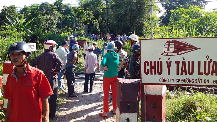 Băng qua đường ngang, một phụ nữ bị tàu S3 tông tử vong - Ảnh 1.