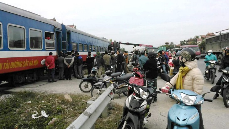 Xe tải băng đường ngang tự mở gây tai nạn với tàu hỏa - Ảnh 2.