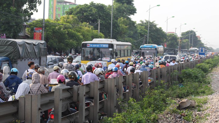 Xe tải nát bấy sau vụ va chạm với tàu hỏa - Ảnh 5.