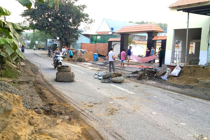 Ngày cuối năm, dân Biên Hòa lại chặn xe ben chở đá - Ảnh 1.