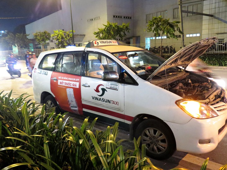 Taxi cố thủ đường vào sân bay Tân Sơn Nhất chờ đón khách - Ảnh 1. Taxi cố thủ đường vào sân bay Tân Sơn Nhất chờ đón khách - Ảnh 1.