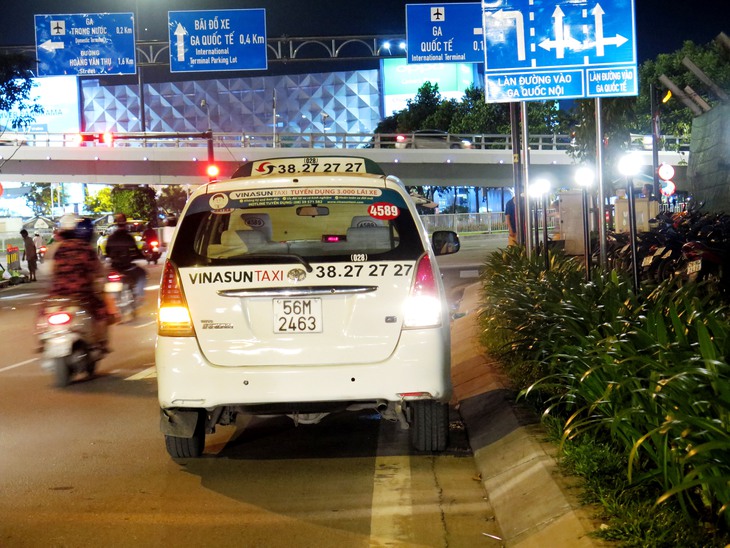 Taxi cố thủ đường vào sân bay Tân Sơn Nhất chờ đón khách - Ảnh 3. Taxi cố thủ đường vào sân bay Tân Sơn Nhất chờ đón khách - Ảnh 3.