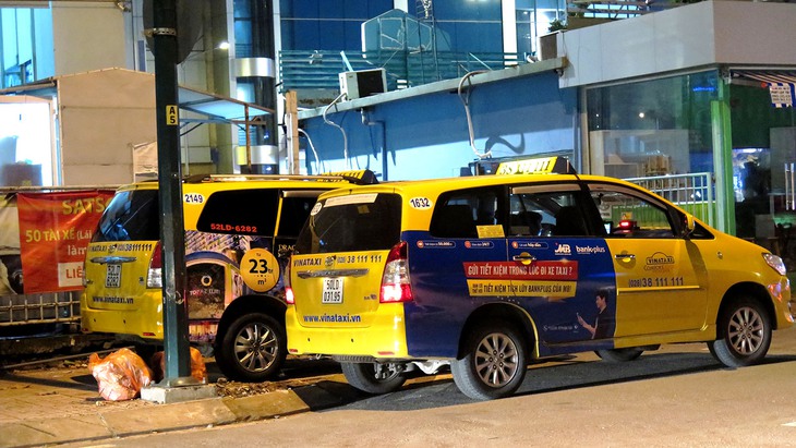 Taxi cố thủ đường vào sân bay Tân Sơn Nhất chờ đón khách - Ảnh 4. Taxi cố thủ đường vào sân bay Tân Sơn Nhất chờ đón khách - Ảnh 4.