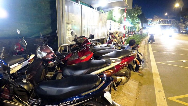Taxi cố thủ đường vào sân bay Tân Sơn Nhất chờ đón khách - Ảnh 5. Taxi cố thủ đường vào sân bay Tân Sơn Nhất chờ đón khách - Ảnh 5.