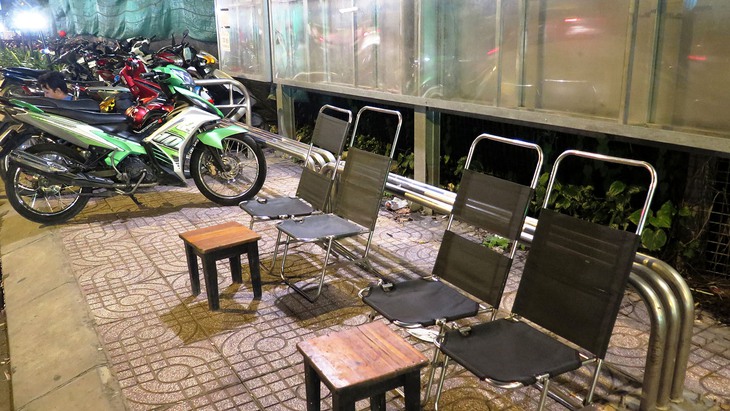 Taxi cố thủ đường vào sân bay Tân Sơn Nhất chờ đón khách - Ảnh 6. Taxi cố thủ đường vào sân bay Tân Sơn Nhất chờ đón khách - Ảnh 6.