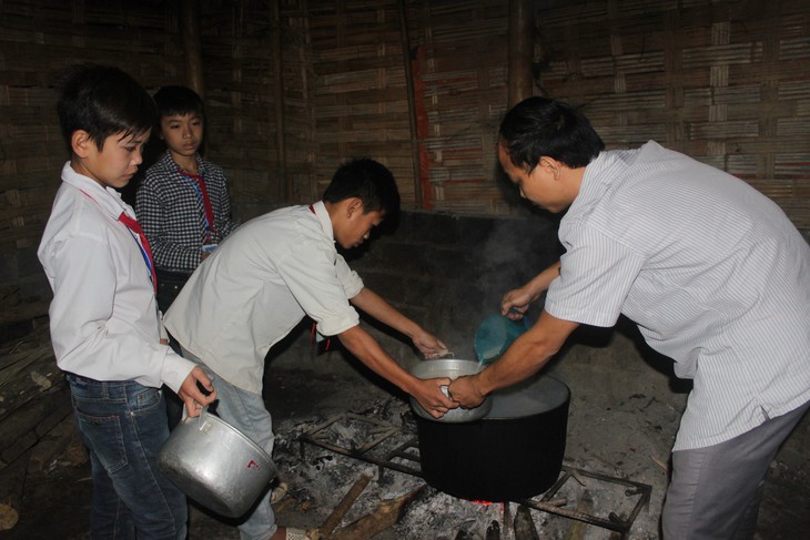 Nồi cháo sáng của thầy trò vùng cao biên giới - Ảnh 5.