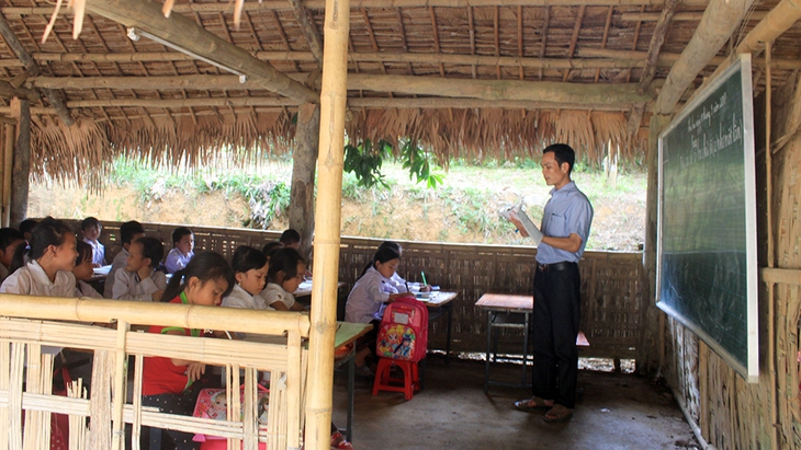 Hàng trăm học sinh học trong phòng tranh tre nứa lá - Ảnh 1.