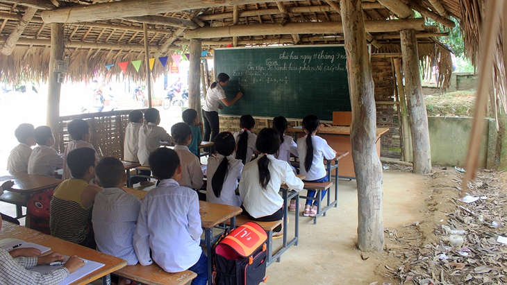 Hàng trăm học sinh học trong phòng tranh tre nứa lá - Ảnh 2.