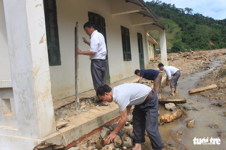 Lũ quét đi qua, gỗ rừng ngổn ngang bản Ruộng - Ảnh 9.