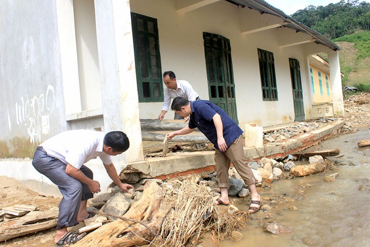 Lũ quét, học sinh phải học dưới gầm nhà sàn của dân - Ảnh 3.