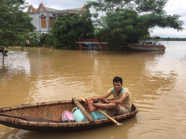 Lo vỡ đê sông Bưởi, hơn 13.000 dân sơ tán tránh lũ - Ảnh 5.