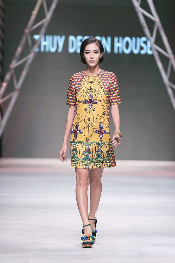 Ngô Thanh Vân đưa thời trang Cô Ba Sài Gòn lên sàn catwalk  - Ảnh 13.