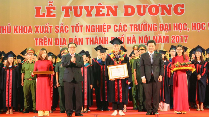 Vinh danh 84 thủ khoa tốt nghiệp xuất sắc - Ảnh 3.