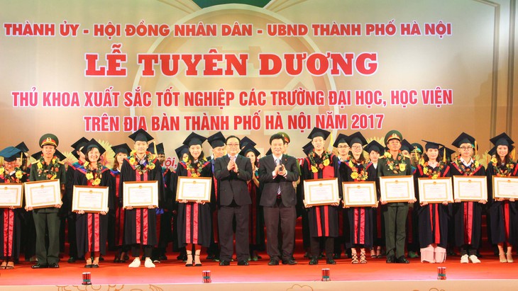 Vinh danh 84 thủ khoa tốt nghiệp xuất sắc - Ảnh 1.