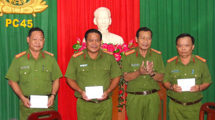 Thưởng nóng 3 tập thể khám phá nhanh vụ cướp ngân hàng - Ảnh 1. Thưởng nóng 3 tập thể khám phá nhanh vụ cướp ngân hàng - Ảnh 1.