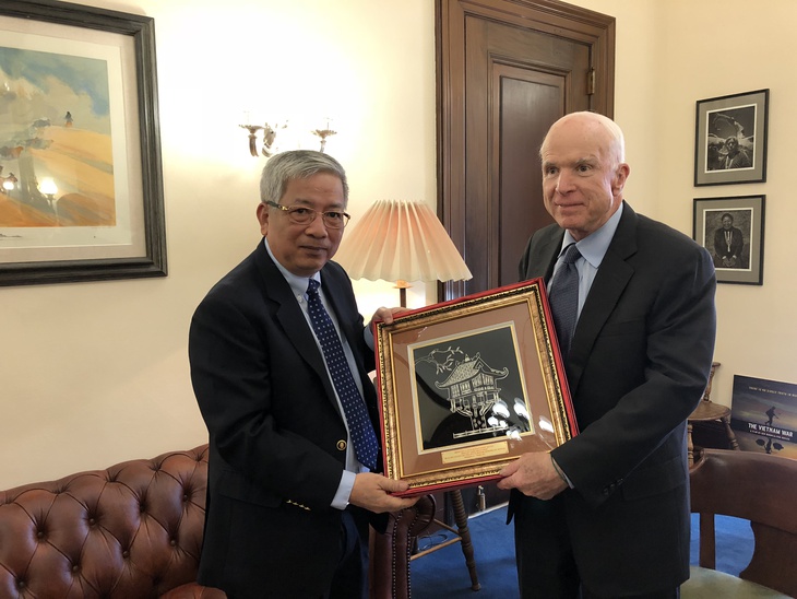 Thượng tướng Nguyễn Chí Vịnh gặp ông John McCain tại Mỹ - Ảnh 1.