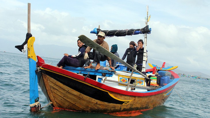 Xót xa hành trình tìm kiếm thi thể nạn nhân trên vịnh Vân Phong - Ảnh 7. Xót xa hành trình tìm kiếm thi thể nạn nhân trên vịnh Vân Phong - Ảnh 7.