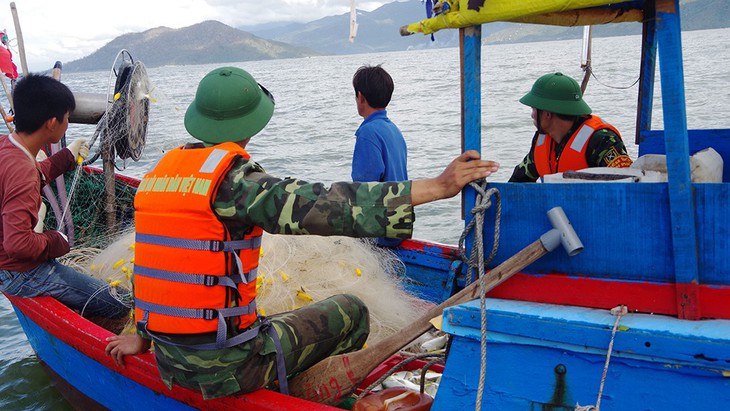 Xót xa hành trình tìm kiếm thi thể nạn nhân trên vịnh Vân Phong - Ảnh 16. Xót xa hành trình tìm kiếm thi thể nạn nhân trên vịnh Vân Phong - Ảnh 16.
