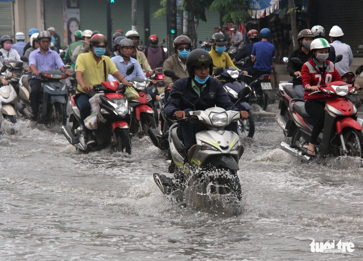 Người dân TP.HCM đầu tuần vất vả vượt ải triều cường lịch sử - Ảnh 18.